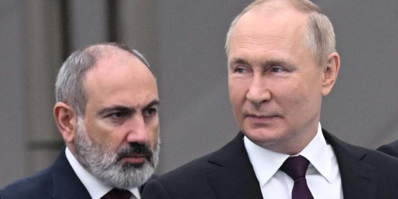 Президент России Владимир Путин (справа) и премьер-министр Армении Никол Пашинян прибывают на саммит с лидерами постсоветских стран Содружества Независимых Государств (СНГ) в Астане 14 октября 2022 года