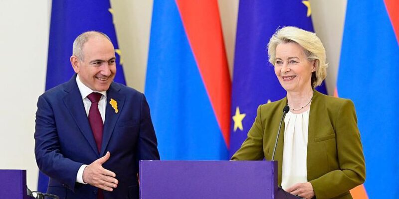 Премьер-министр Армении Никол Пашинян и председатель Европейской комиссии Урсула фон дер Ляйен принимают участие в пресс-конференции в ходе саммита Армения–Европейский союз в Ереване 5 мая 2026 года