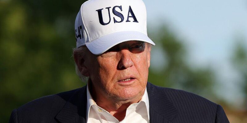 Президент США Дональд Трамп в белой бейсболке с надписью USA возвращается в Белый дом 15 мая 2026 года в Вашингтоне, округ Колумбия