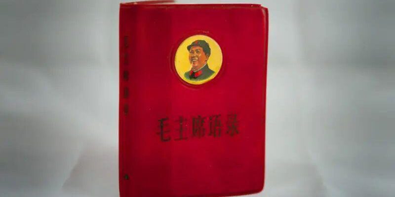 Красная книжка с изображением председателя Мао