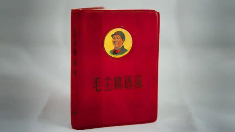 Красная книжка с изображением председателя Мао