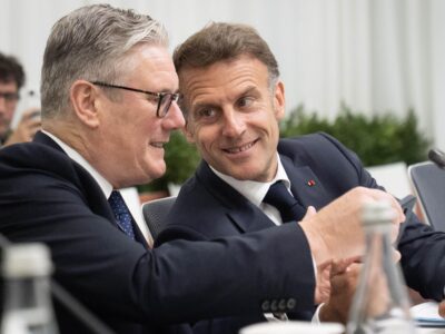 Президент Франции Эммануэль Макрон показывает премьер-министру Великобритании что-то на своем телефоне во время саммита Европейского политического сообщества в столице Армении Ереване.