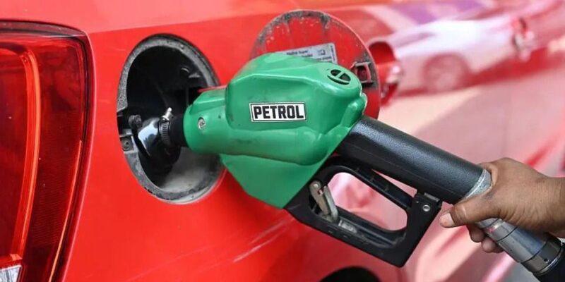 Цены на нефть упали: трейдеры надеются на заключение соглашения между США и Ираном 1 23 мая 2026 года в Нью-Дели Индия работник заправляет красный автомобиль желтым топливом из черного шланга с зеленой ручкой
