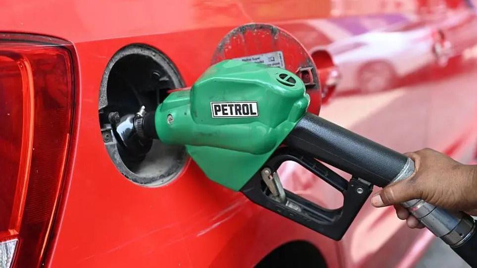 Цены на нефть упали: трейдеры надеются на заключение соглашения между США и Ираном 1 23 мая 2026 года в Нью-Дели Индия работник заправляет красный автомобиль желтым топливом из черного шланга с зеленой ручкой