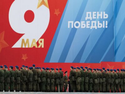 Зеленский «не рекомендует» ехать на парад в Москву, Россия грозит ударом по Киеву за нарушение перемирия. Что происходит накануне прекращения огня 8-9 мая 8 Российские военные на Красной площади на фоне надписи 9 мая — День Победы