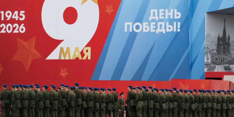 Зеленский «не рекомендует» ехать на парад в Москву, Россия грозит ударом по Киеву за нарушение перемирия. Что происходит накануне прекращения огня 8-9 мая 1 Российские военные на Красной площади на фоне надписи 9 мая — День Победы