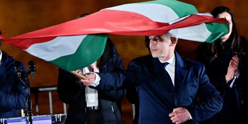 Петер Мадьяр принесет присягу премьер-министра Венгрии на вечеринке, посвященной «смене режима» 1 Петер Мадьяр машет флагом Венгрии
