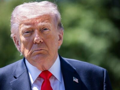 Президент США Дональд Трамп прибывает на Южную лужайку Белого дома в Вашингтоне, округ Колумбия, США, в пятницу, 1 мая 2026 года, чтобы выступить перед СМИ