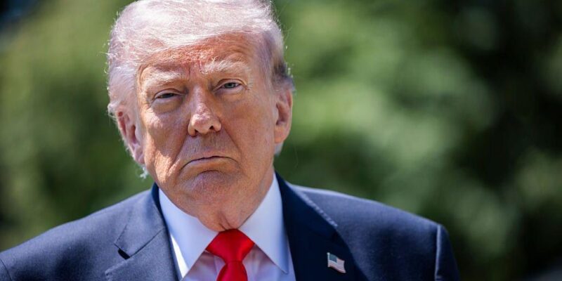 Президент США Дональд Трамп прибывает на Южную лужайку Белого дома в Вашингтоне, округ Колумбия, США, в пятницу, 1 мая 2026 года, чтобы выступить перед СМИ