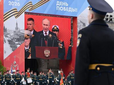 Путин выступает на трибуне Красной Площади перед гостями и военными, собравшимися на парад