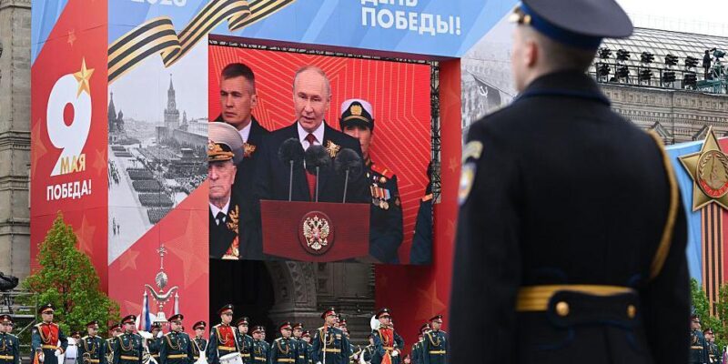Путин выступает на трибуне Красной Площади перед гостями и военными, собравшимися на парад
