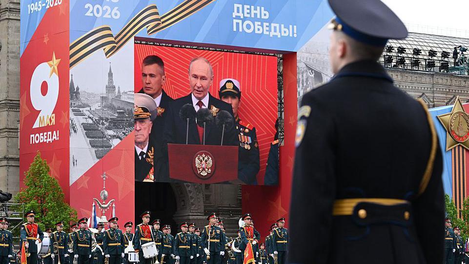 Путин выступает на трибуне Красной Площади перед гостями и военными, собравшимися на парад