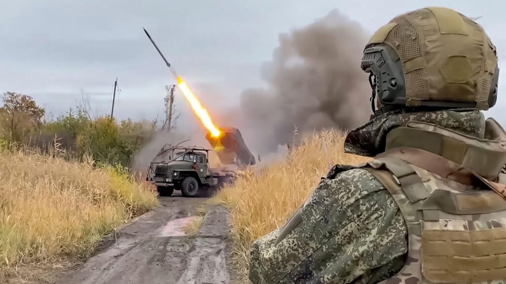 Исчерпала ли себя российская модель войны с Украиной? 1 Российский военный (вид со спины) наблюдает за пуском реактивного снаряда из установки «Град»