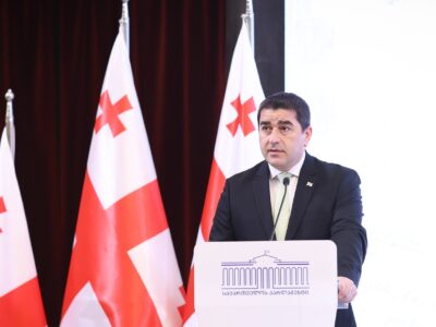 papuashvili stoit flagi 2 e1777912997156 грузинские СМИ грузинские СМИ