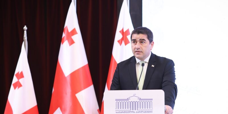 Спикер: заявление Великобритании и Финляндии - "крокодиловы слёзы" 1 papuashvili stoit flagi 2 e1777912997156 новости Великобритания-Финляндия, грузинские СМИ, Грузия-ЕС, Коалиция за свободу СМИ, свобода прессы, Спикер парламента, Шалва Папуашвили