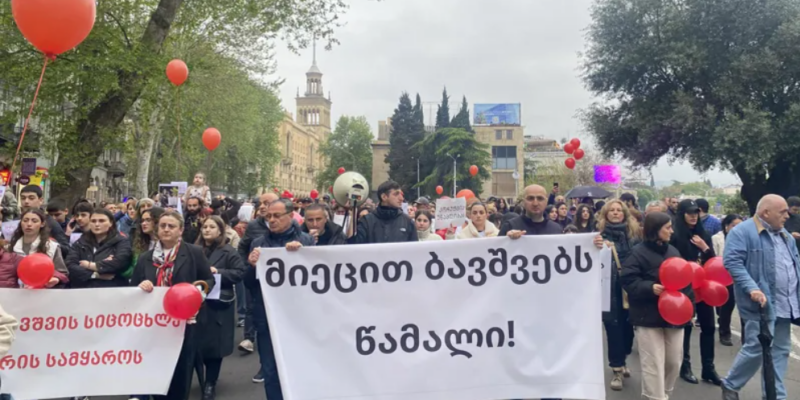 Родители детей с заболеванием Дюшенна вышли на протест в Тбилиси 1 screenshot 2026 05 03 191608 новости заболевание Дюшенна, здравоохранение в грузии, Михаил Сарджвеладзе, протест родителей
