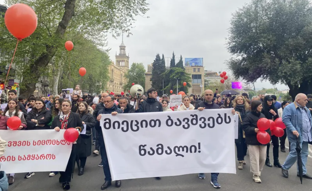Родители детей с заболеванием Дюшенна вышли на протест в Тбилиси 1 screenshot 2026 05 03 191608 новости заболевание Дюшенна, здравоохранение в грузии, Михаил Сарджвеладзе, протест родителей