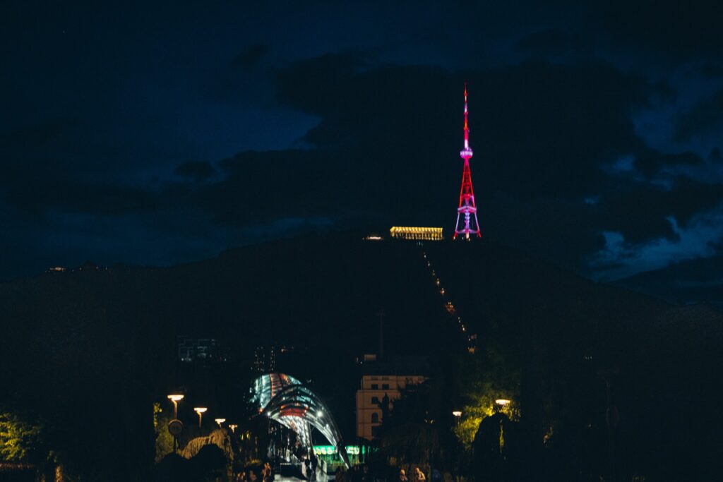 tbilisi andza vishka новости День независимости Грузии, мэрия Тбилиси, телебашня, флаг Грузии