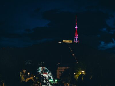 Тбилисская телебашня и Мост мира подсвечены цветами флага Грузии 2 tbilisi andza vishka новости День независимости Грузии, мэрия Тбилиси, телебашня, флаг Грузии