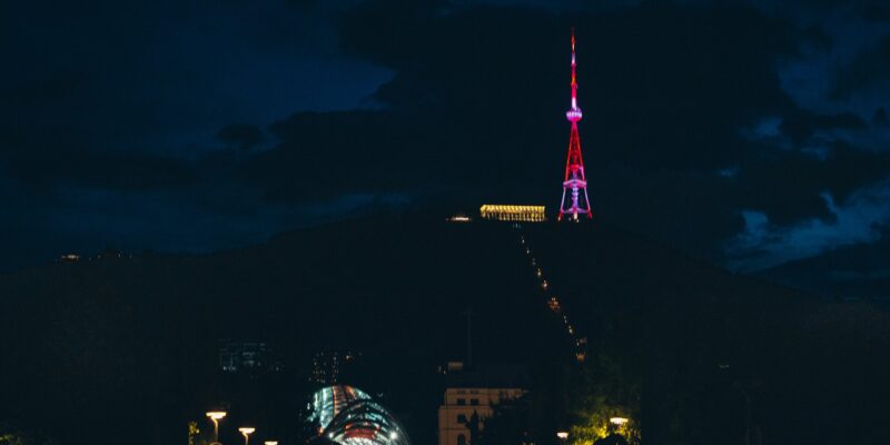 Тбилисская телебашня и Мост мира подсвечены цветами флага Грузии 1 tbilisi andza vishka новости День независимости Грузии, мэрия Тбилиси, телебашня, флаг Грузии