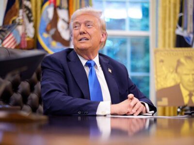 Федеральный суд в США признал незаконным сбор в 100 тыс. долларов для рабочих виз, введенный Трампом 4 Дональд Трамп в Овальном кабинете.