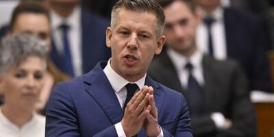 Парламент Венгрии внес в конституцию поправку «против Орбана»: премьер-министр отныне сможет править не больше двух сроков 6 Hungary's prime minister Péter Magyar speaking in parliament in Budapest
