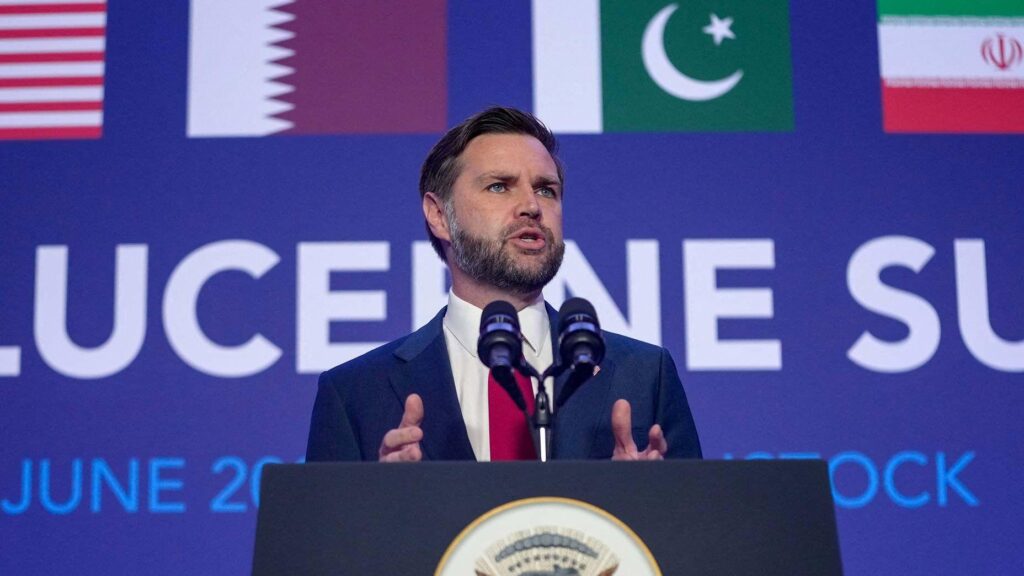 Вице-президент США Вэнс заявил, что Иран согласился пустить инспекторов МАГАТЭ для новых проверок 1 Джей Ди Вэнс на подиуме в Швейцарии