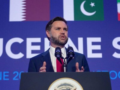 Вице-президент США Вэнс заявил, что Иран согласился пустить инспекторов МАГАТЭ для новых проверок 2 Джей Ди Вэнс на подиуме в Швейцарии