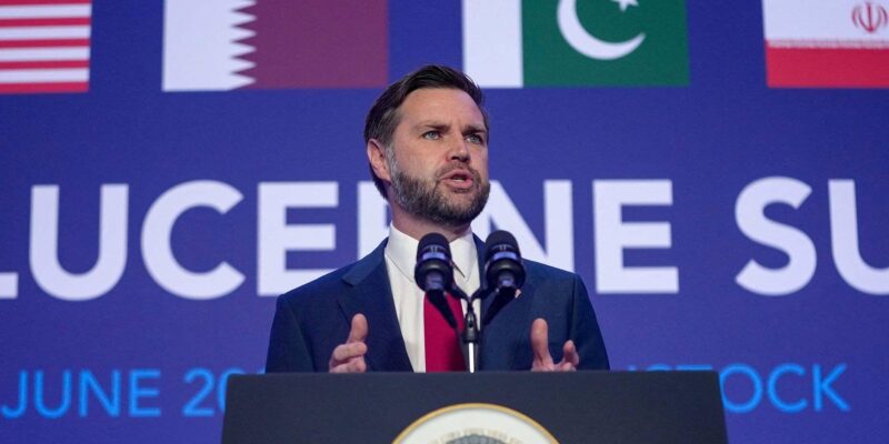 Вице-президент США Вэнс заявил, что Иран согласился пустить инспекторов МАГАТЭ для новых проверок 1 Джей Ди Вэнс на подиуме в Швейцарии