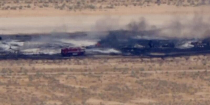 В Калифорнии разбился бомбардировщик B-52 с восемью членами экипажа 1 Дымящиеся обломки