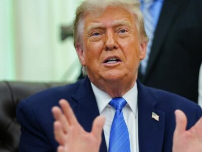 Дональд Трамп ладошками вперед и врозь