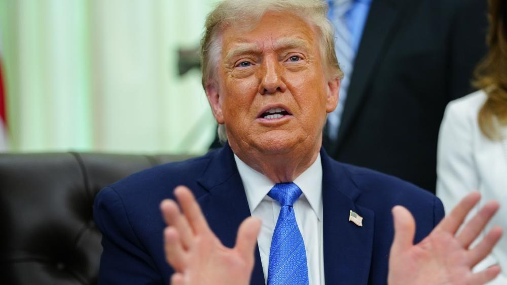 Трамп пообещал снова «мощно ударить» по Ирану уже в эту среду 1 Дональд Трамп ладошками вперед и врозь