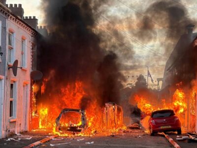 Выходец из Судана ранил ножом мужчину в Северной Ирландии. После это нападения всю ночь продолжались беспорядки 2 Автомобили, подожженные протестующими на Лендрик-стрит в Белфасте,