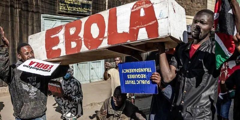 В Кении полиция снова разогнала акцию протеста против планов США построить карантинный центр для больных Эболой американцев 1 Протестующие несут белый гроб из картона, на боку которого красной краской написано слово «Эбола», и плакаты с надписями на суахили «Мы против Эболы» и на английском языке «Доверие общества требует прозрачности».