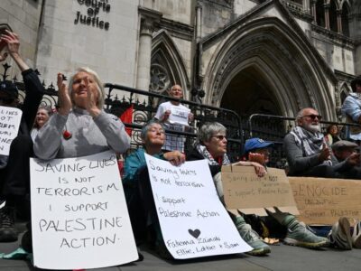 Апелляционный суд признал законным запрет организации Palestine Action в Великобритании 3 Несколько сторонников Palestine Action в понедельник утром у здания Королевского суда. На снимке видно шесть плакатов в поддержку организации, которые люди держат в руках