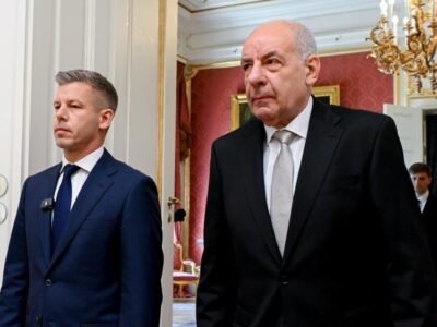 Новое правительство Венгрии перепишет конституцию, чтобы сместить президента — ставленника Орбана 3 Петер Мадьяр и Тамаш Шуйок проходят бок о бок через дверной проем