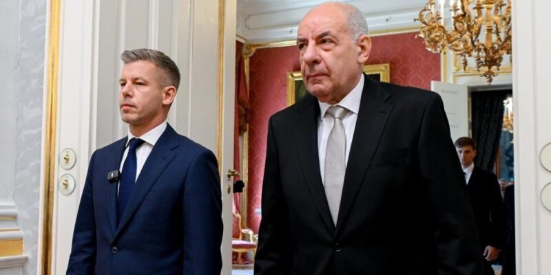 Петер Мадьяр и Тамаш Шуйок проходят бок о бок через дверной проем