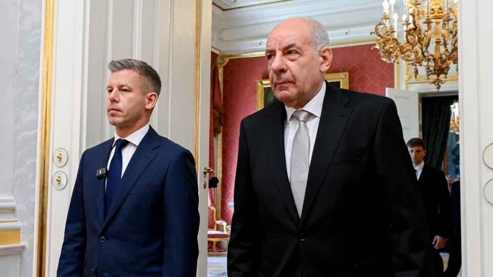 Новое правительство Венгрии перепишет конституцию, чтобы сместить президента — ставленника Орбана 1 Петер Мадьяр и Тамаш Шуйок проходят бок о бок через дверной проем