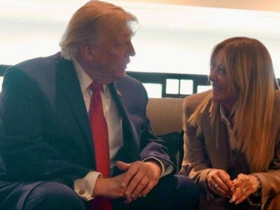 Президент США Дональд Трамп беседует с премьер-министром Италии Джорджией Мелони на полях саммита G7 в Эвиан-ле-Бен, Франция, 17 июня.