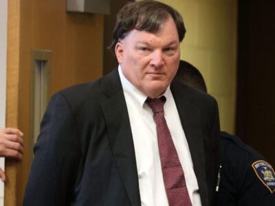 «Убийцу c Гилго-бич» суд в штате Нью-Йорк приговорил к пожизненному сроку за убийство семи женщин 5 Рекс Хойерман в костюме, за ним стоит полицейский.