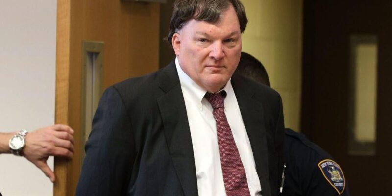 «Убийцу c Гилго-бич» суд в штате Нью-Йорк приговорил к пожизненному сроку за убийство семи женщин 1 Рекс Хойерман в костюме, за ним стоит полицейский.