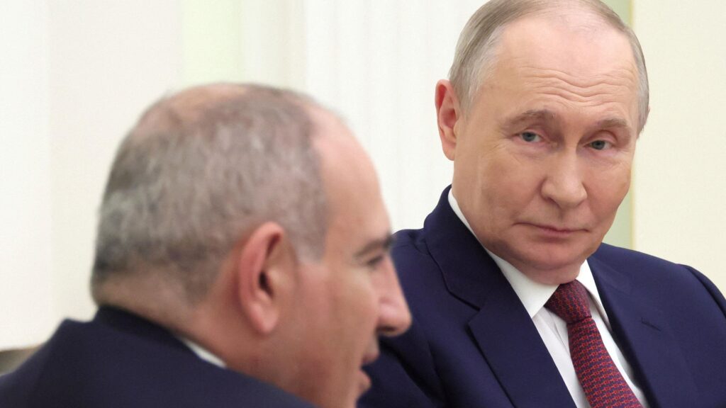 Развод с Россией, помолвка с Европой? Чего ждать от выборов в Армении: анализ Би-би-си 1 Пашинян и Путин