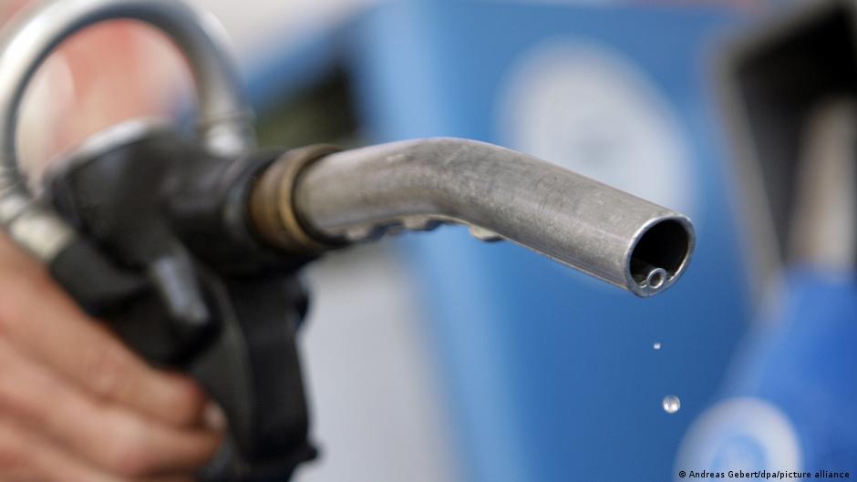 В главном нефтяном регионе России ограничили продажу бензина 1 62097726 403.jpg Deutsche Welle бензин