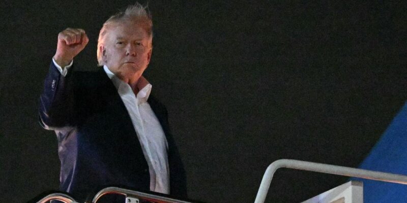 Президент США Дональд Трамп поднимается на борт самолета перед вылетом в Эвиан-ле-Бен (Франция) для участия в саммите «Большой семерки» 15 июня 2026 года
