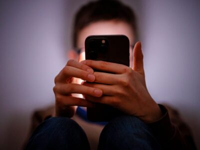 Британский ультиматум Apple и Google: от техногигантов требуют поставить заслон «обнаженке» в телефонах подростков 6 Молодой человек с мобильным телефоном, постановочное изображение