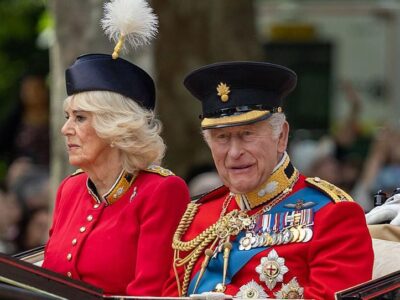 Королева Камилла и король в военной форме сидят в карете во время церемонии Trooping the Colour