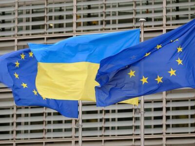 Украинский флаг и два флага ЕС