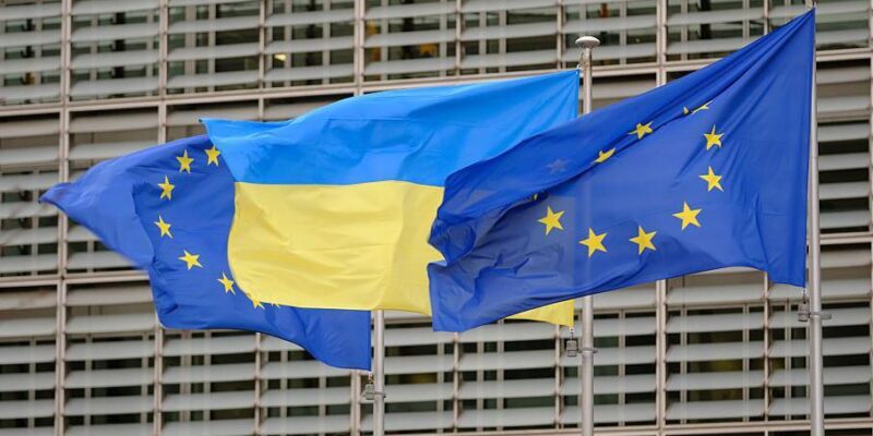 Украинский флаг и два флага ЕС