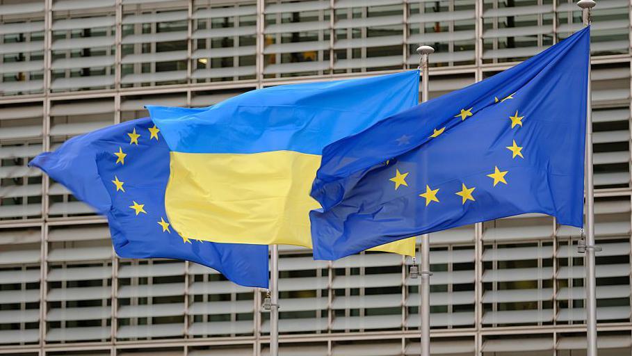 Украинский флаг и два флага ЕС