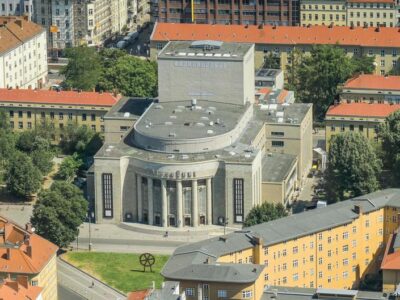 Новый худрук "Фольксбюне" решил начать с бассейна. Буквально 2 73794910 403.jpg Deutsche Welle Фольксбюне